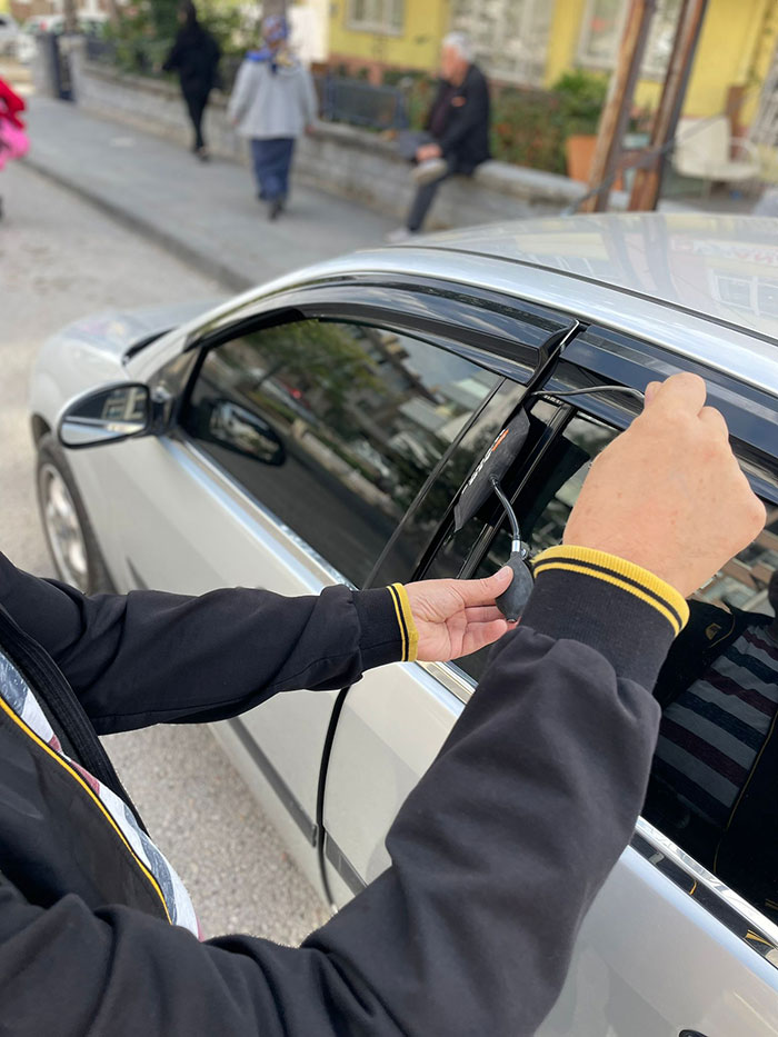 Bayraklı Oto Kilitçisi